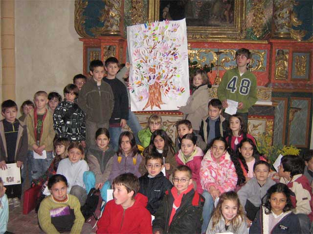 les jeunes de l'amassade à l'église