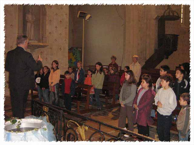 Les enfants écoutent l'Abbé lors de l'Amassade-KT-Vacances d'avril 2007