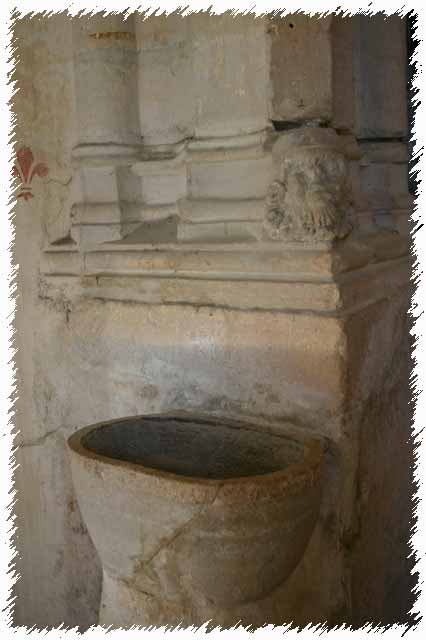 photo du bénitier des cagots de l'église saint-girons de Monein