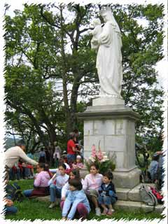 Les enfants aux pieds de la Vierge de Lahourcade