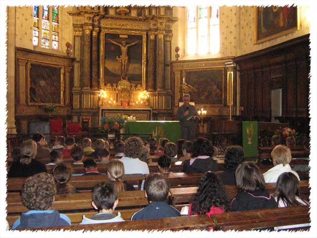 les enfants à l'église autour du prêtre