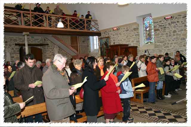 photo d'une assemblée dominicale dans l'église de Lasseubetat