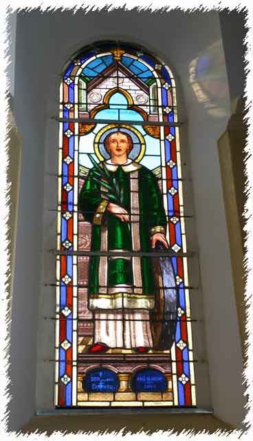photo du vitrail représentant saint Vincent dans l'église de Lasseubetat