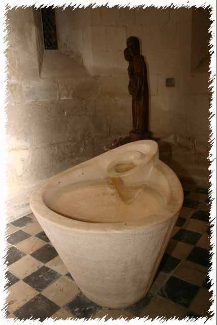 photo de la fontaine baptismale de l'église de Lucq de Béarn