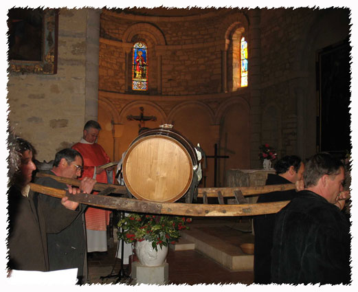 photo de l'offrande du barricot lors de la fête de la Saint-Vincent de Lucq de Béarn